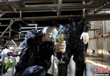 新华社评活熊取胆“现场秀”：这熊样未必是真相