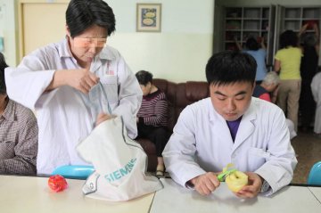 独家实拍：精神病院护士工作现场