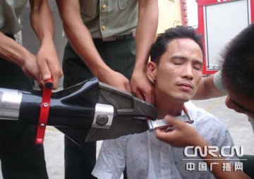 男子脖子被防盗锁锁住 消防用液压剪施救