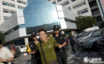 13.男票贩被执法队员抓住送上警车