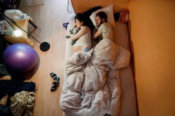 私密记录：年轻准父母清晨熟睡的时刻