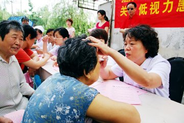 弋矶山医院眼科专家入社区 开展低视力主题义诊