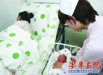 高龄孕妇冒死生下遗腹子 称要尽心把孩子养大
