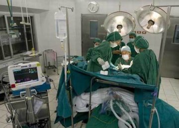 揭开变性手术神秘面纱 实拍男人变女人震撼全程