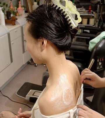 实拍美女美容院刮毛全过程