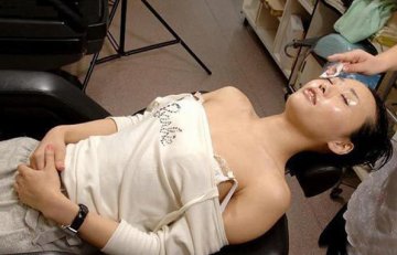 实拍美女美容院刮毛全过程