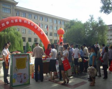 敦煌疾控中心利用全国禁毒日活动宣传结核病防治知识