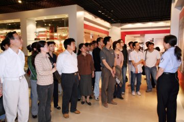 基础所（院）党委、纪委组织参观反腐倡廉警示教育基地