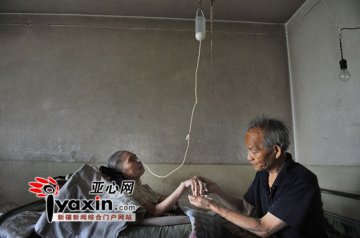 7旬老人为照顾植物人妻子睡硬沙发19年