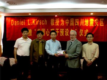 人同此心大爱无疆--我校举行DanielL.Kirsch教授向四川灾区捐赠仪式（系列报道二）