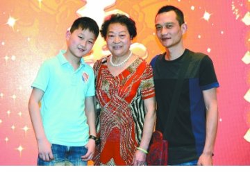 女医生守护溺水男童3天未合眼 男童感恩42年