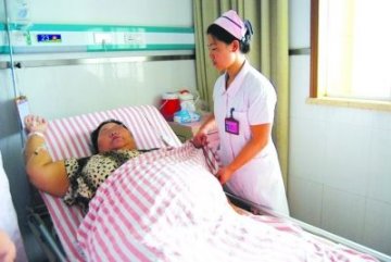 340斤女子产下10斤重男婴 系第二次剖腹产