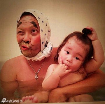 日本父女逗比泡澡照走红