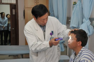 藏民辗转千里求医 仁者施术重获光明