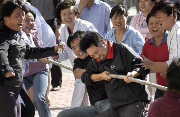 医学部机关举行庆祝教师节拔河比赛