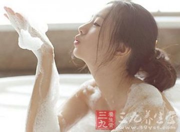 冬季洗澡为何不能先洗头