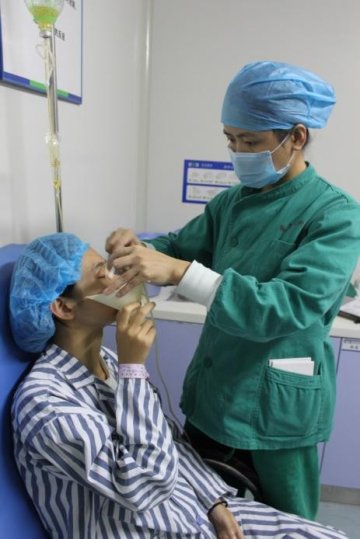 广西南宁报考警校女孩高度近视：ICL手术实现从警梦