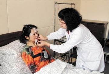 睡眠疾病可一睡20天 女子说着话也可突然睡着