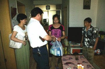扶贫帮困暖人心 千元药品送上门——市知识产权局干部积极开展群众帮扶工作