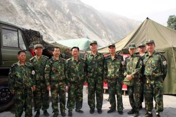 汶川前线：总后司令部李长胜参谋长看望慰问大坪医院汶川医疗队员