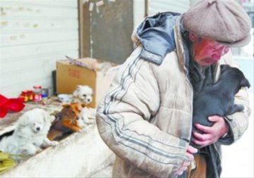 82岁无子女老人旧衣柜中住4年感动网友