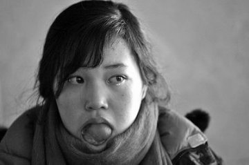 少女舌头不断生长顶掉牙齿