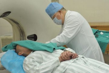 巨舌女得到免费救治