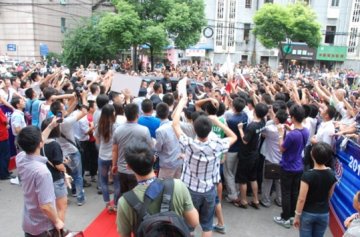 麦迪两年后与合肥凤凰肿瘤医院昔日患者二次握手