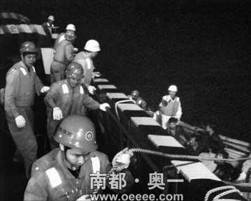 7名船员以尿充饥海上漂流5日生还