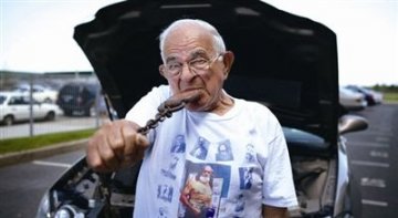 美国91岁老人用牙齿拖动重1700公斤轿车
