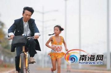 父亲训练女儿每天跑步60公里引争议