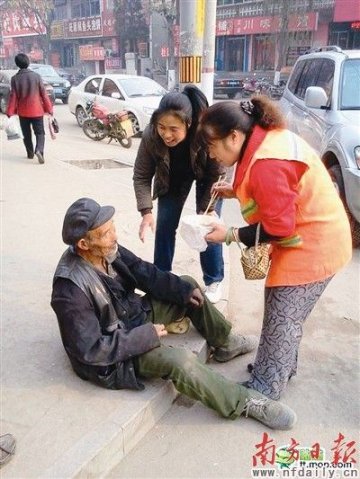 老人晕厥苏醒后讨钱买食物 环卫工人喂其吃面