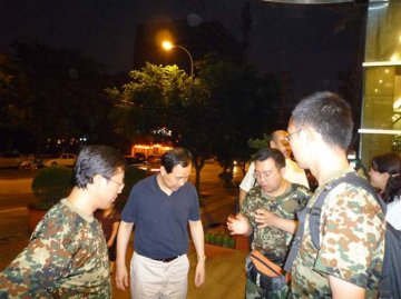 王宇主任在成都迎接中心第十七批抗震救灾防病队伍胜利返回