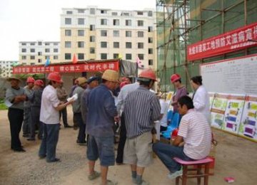 甘肃省敦煌市疾控中心深入建筑工地开展防艾知识宣传活动