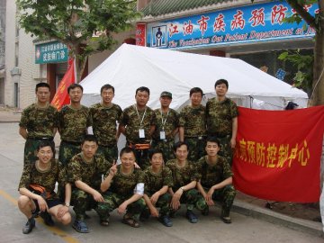中心后勤补给车队到达江油