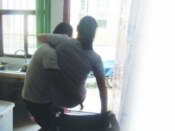 瘫痪妻子坐轮椅陪丈夫摆夜摊