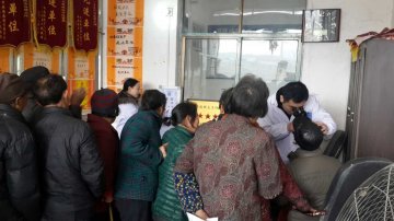 爱尔眼科医院在南岳庙镇开展白内障义诊活动