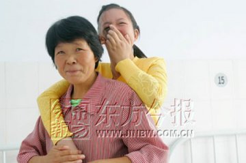 河南半脸女孩接受第一次变脸手术