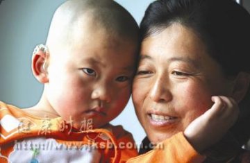 一女孩获得中国残疾人福利基金免费提供的人工耳蜗