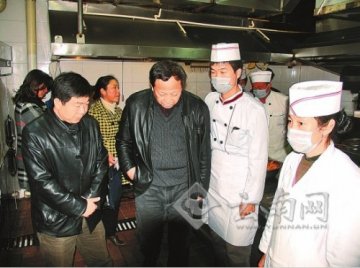 云南食药监局在昆明开展餐饮服务食品安全检查
