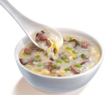生姜羊肉煮粥喝 一人轻松进补