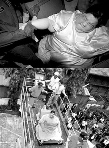 泰最胖妇女3年足不出户 当局炸墙助其出门就医