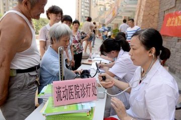 “流动医院”让居民在家门口享受医疗服务