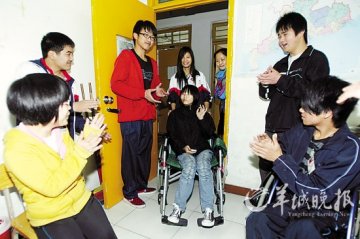 17岁女孩患严重脊柱侧弯无法低头 盼来“救命术”
