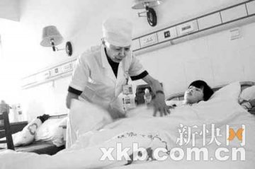 老教授为救人累倒手术台心脏骤停达一分钟