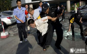 9.男子从大厅逃跑，执法队员尾追把他制服