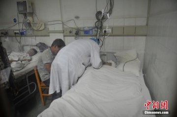 云南“8.03”地震伤员接受救治