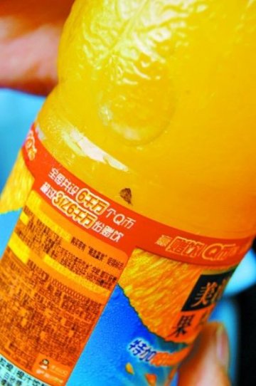 美汁源果粒橙未开封内现飞蛾 回应称是果皮