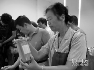 厦门：昨开放食品安全实验室 市民与食品检测
