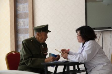 赤峰市蒙医中医医院携手北京中医药大学东直门医院来我院义诊